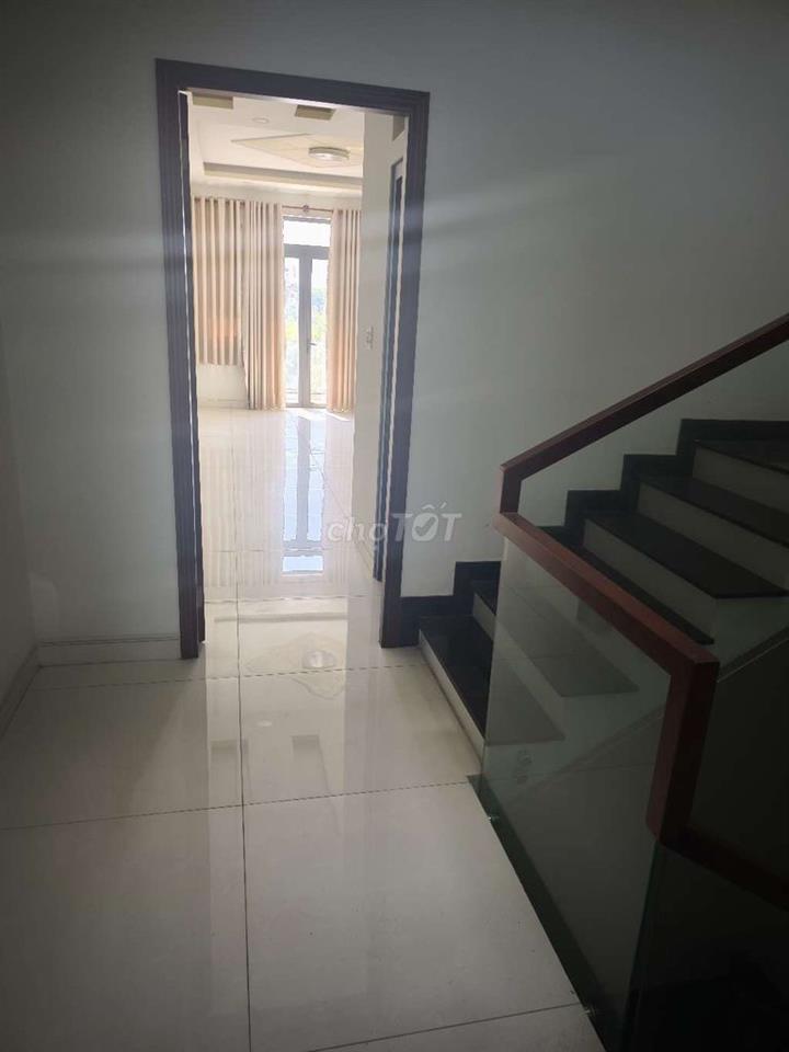 Nhà mới xây chưa ở 4x18 5 tầng trục chính Bình Phú