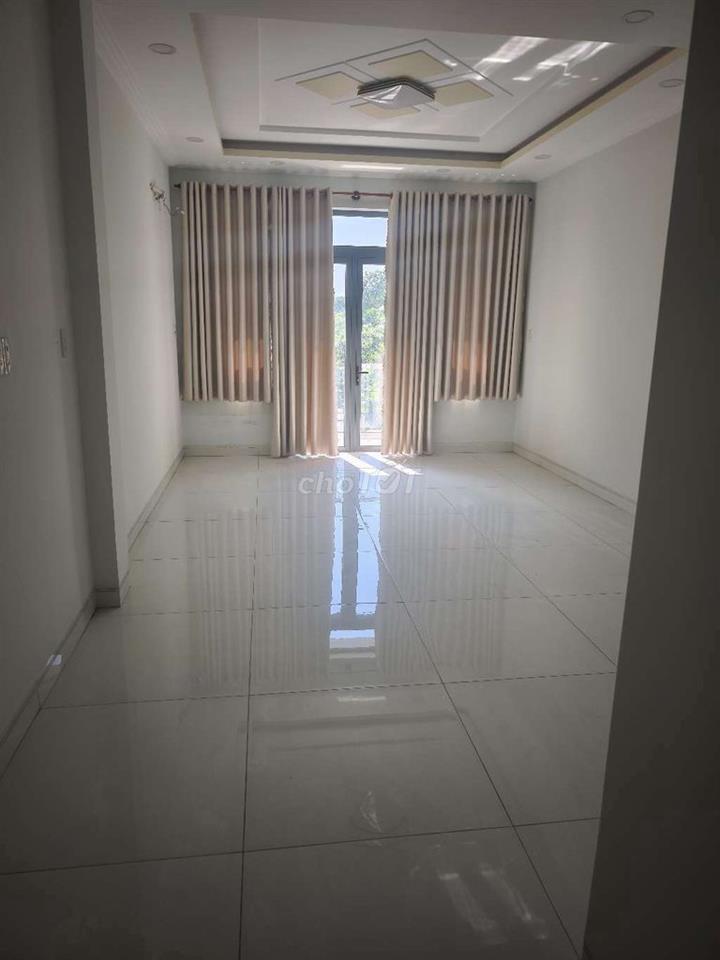 Nhà mới xây chưa ở 4x18 5 tầng trục chính Bình Phú