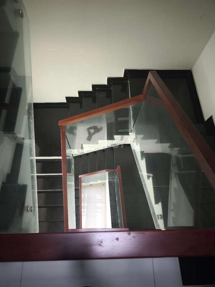 Nhà mới xây chưa ở 4x18 5 tầng trục chính Bình Phú