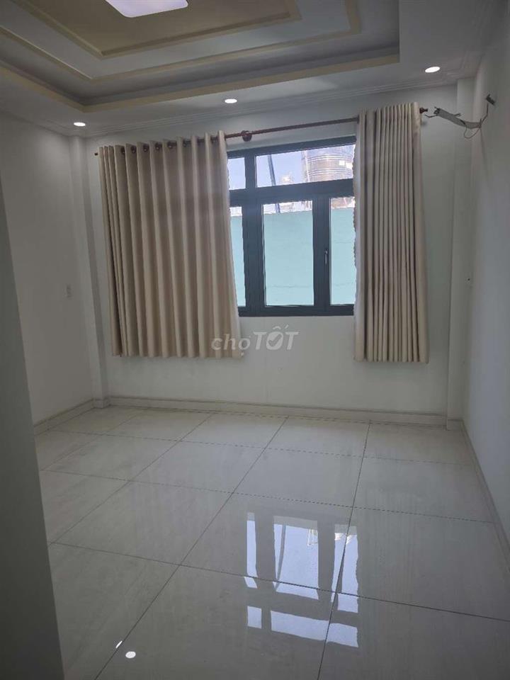 Nhà mới xây chưa ở 4x18 5 tầng trục chính Bình Phú