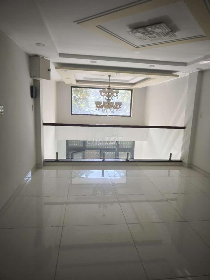 Nhà mới xây chưa ở 4x18 5 tầng trục chính Bình Phú