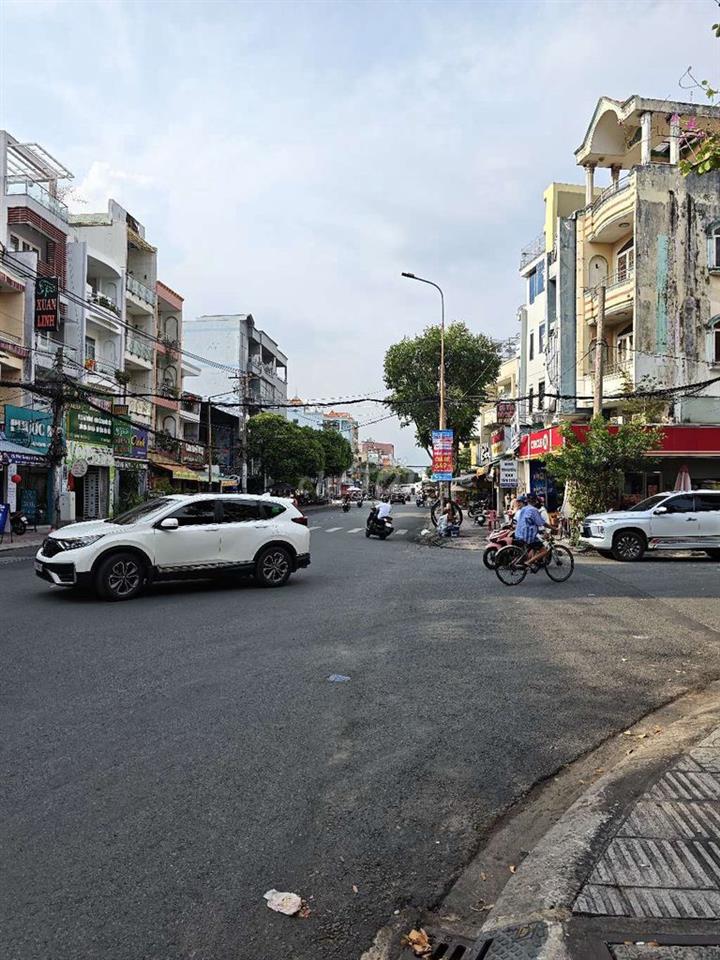 Cần bán căn góc 2 MT 18 Bình Phú và đường số 8 