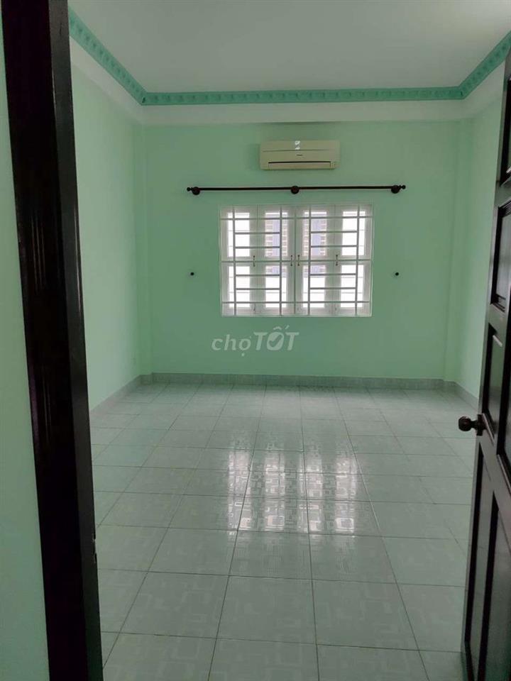 MT khu dân cư Bình Phú đối diện công viên