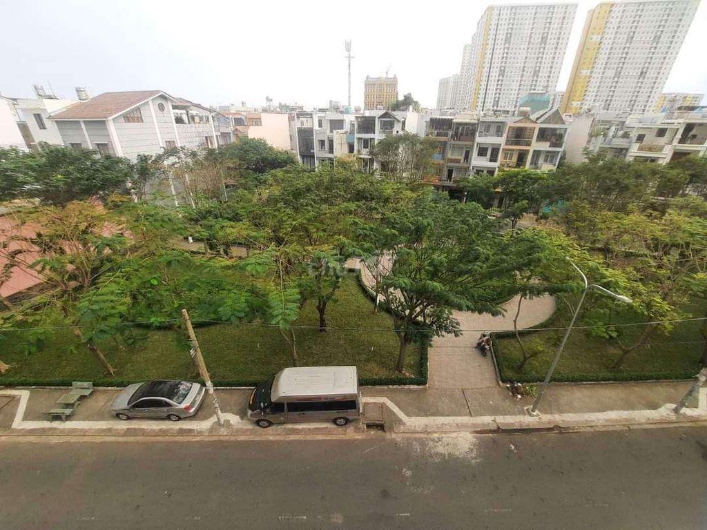 Nhà đối diện công viên 4x17 3 lầu mới tinh khu Bình Phú