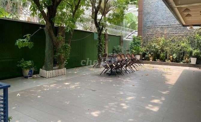 Biệt thự 425m2 ngay sát bên công viên Bình Phú