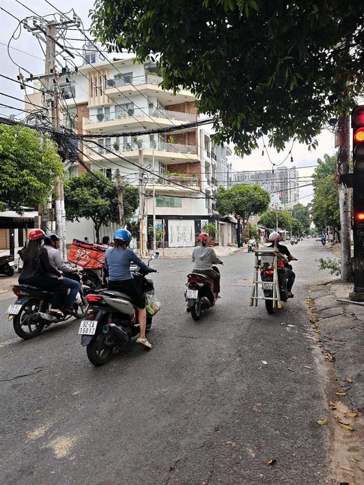 mặt tiền Trần Văn Kiểu đang sơn sửa mới 