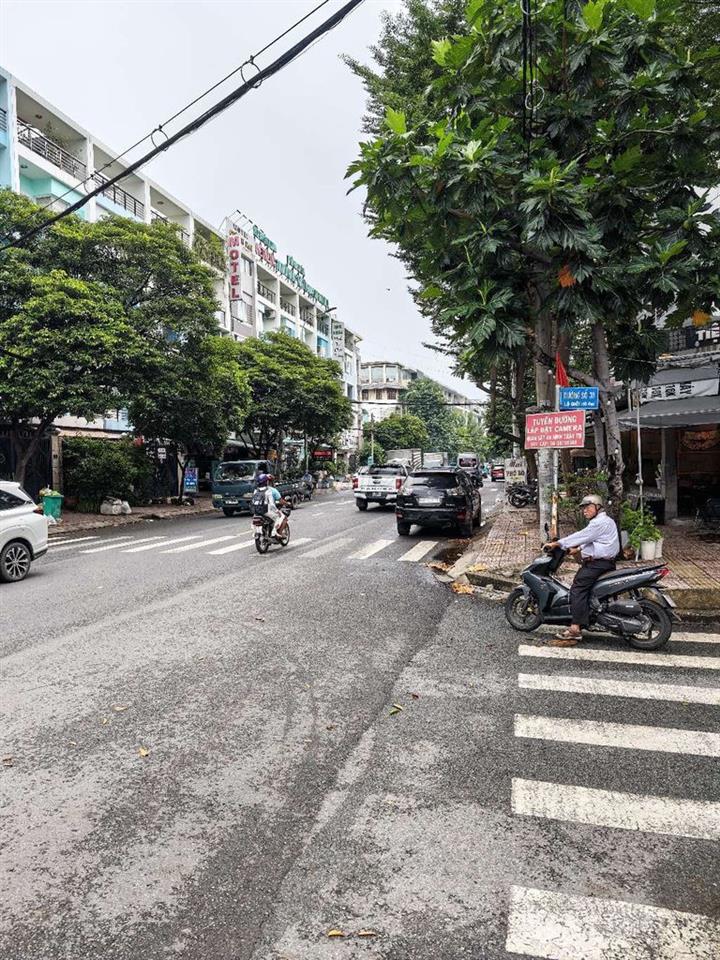 Mặt tiền đường 23 KDC Bình Phú 4.5x20 1 trệt 4 lầu