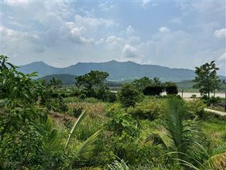 Bán đất view sông đà 8800m2 có 400m2 đất ở đường đang mở 35m giáp hn.  0828 725 ***