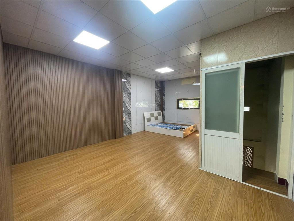 Cho thuê nhà cấp 4 dt 5x20 đối diện cổng c, đường 60m giá 10tr