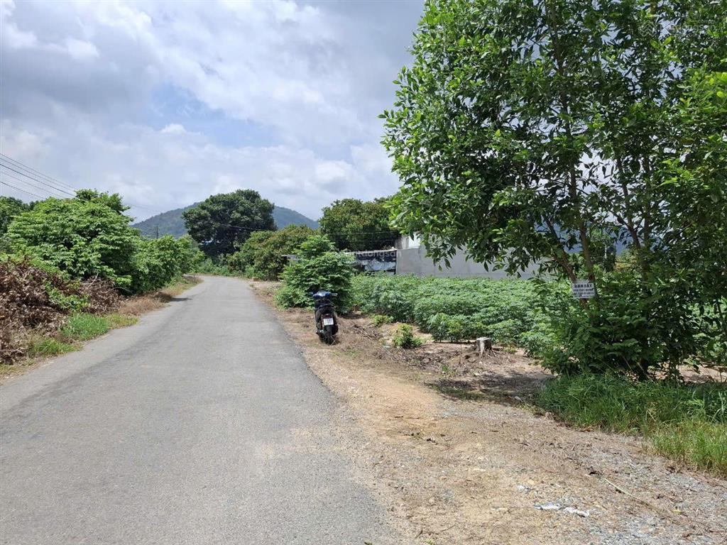 Bán lô đất đẹp ngay công ty all well hơn 1000 công nhân, 5263m2  300m2 tc giá 18 tỷ