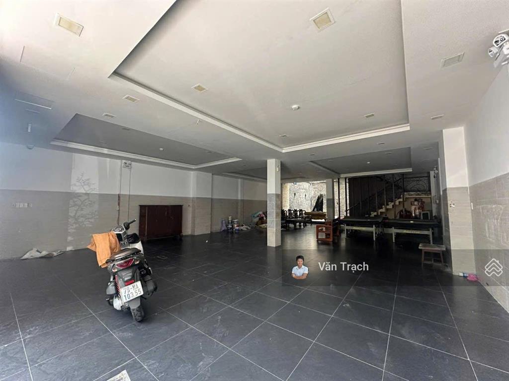 Cho thuê nhà 2 mặt tiền hoàng văn thụ nha trang hướng đông nam ngang 9,5m