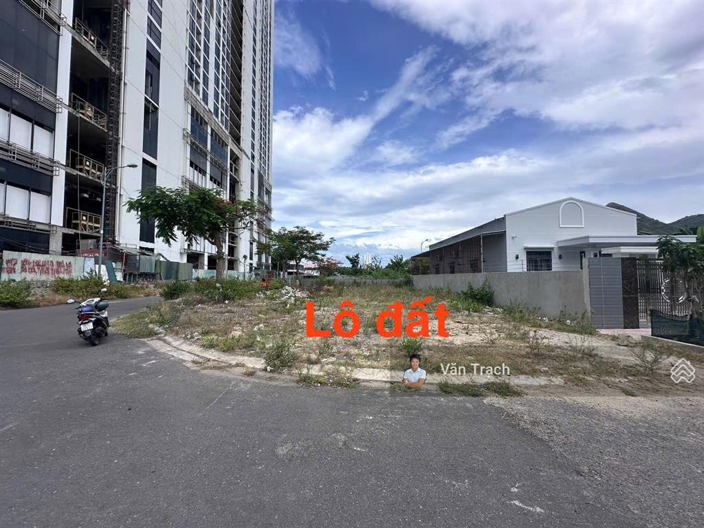Bán đất 2 mặt tiền biệt thự vĩnh hòa, cách biển 100m, sổ đỏ riêng, đường rộng 26m