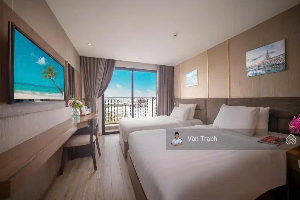 Cho thuê khách sạn mặt tiền trịnh phong vào vận hành luôn mới có 50 phòng view xéo biển phố hàn