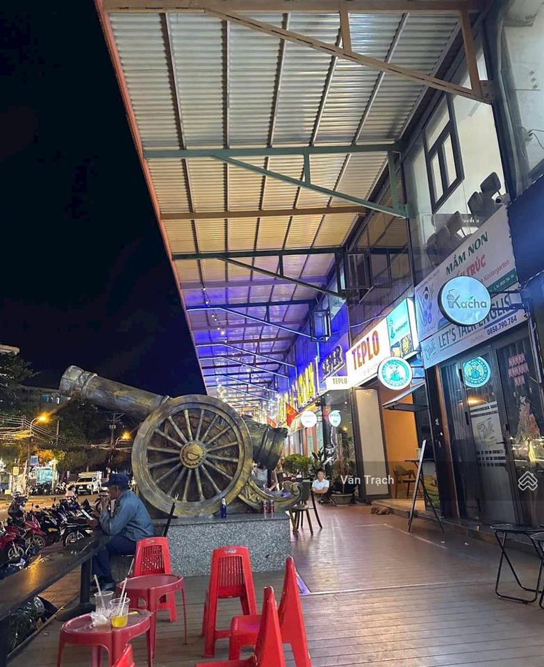 Bán căn shophouse napoleon castle 1 vĩnh phước nha trang có dòng tiền 142.4m2 ngang 7m