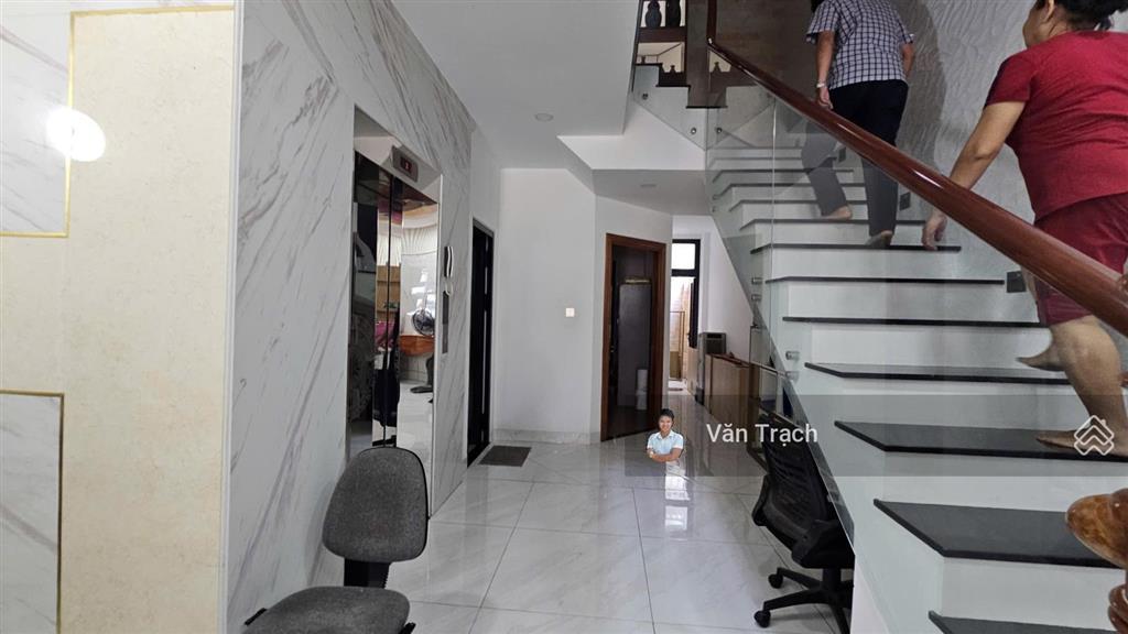 Cho thuê căn nhà 5 phòng ngủ đường số 8 kđt hà quang 2 phước hải nha trang có thang máy