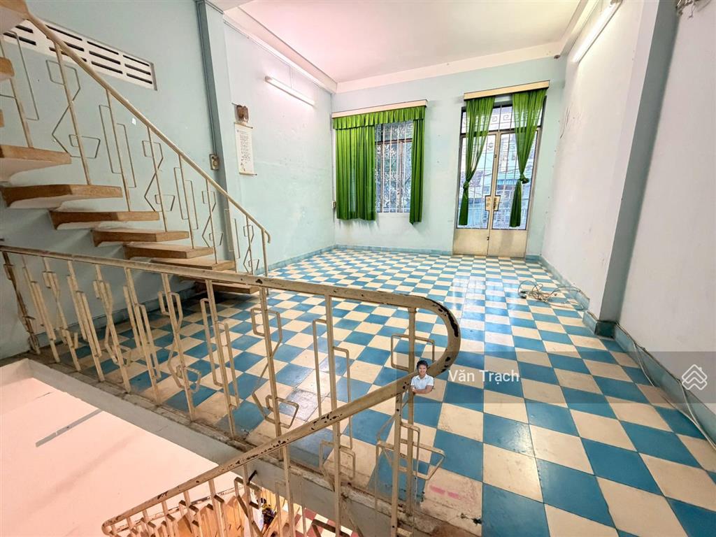 Cho thuê nhà 3 tầng đường trần bình trọng nha trang vào kinh doanh ngay ngang 4m