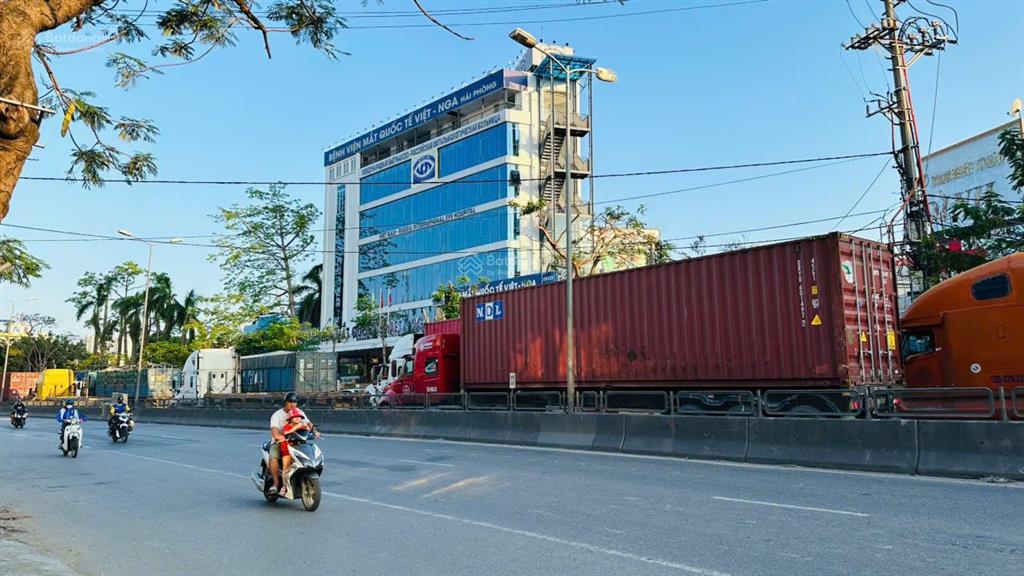 Bán nhà mặt đường nguyễn văn linh (gần aeon mall)  100,8m2  mt 4,2m  vuông vắn  85 tr/m2