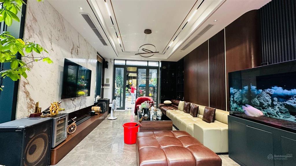 Biệt thự sân vườn, hồ cá koi gần ngã 4 metro  320m2  4 tầng  thang máy  giá hợp lý 19 tỷ