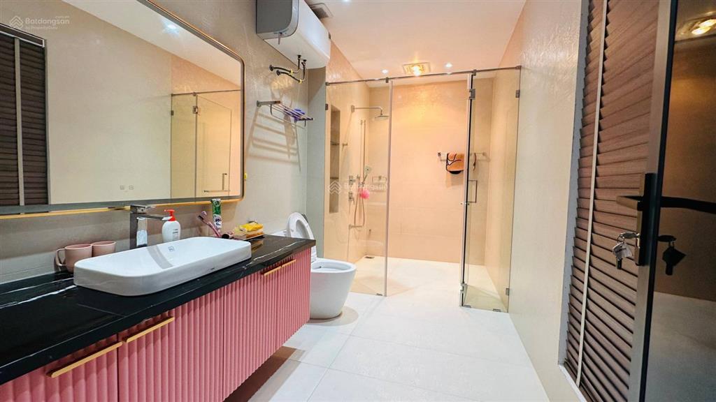 Biệt thự sân vườn, hồ cá koi gần ngã 4 metro  320m2  4 tầng  thang máy  giá hợp lý 19 tỷ