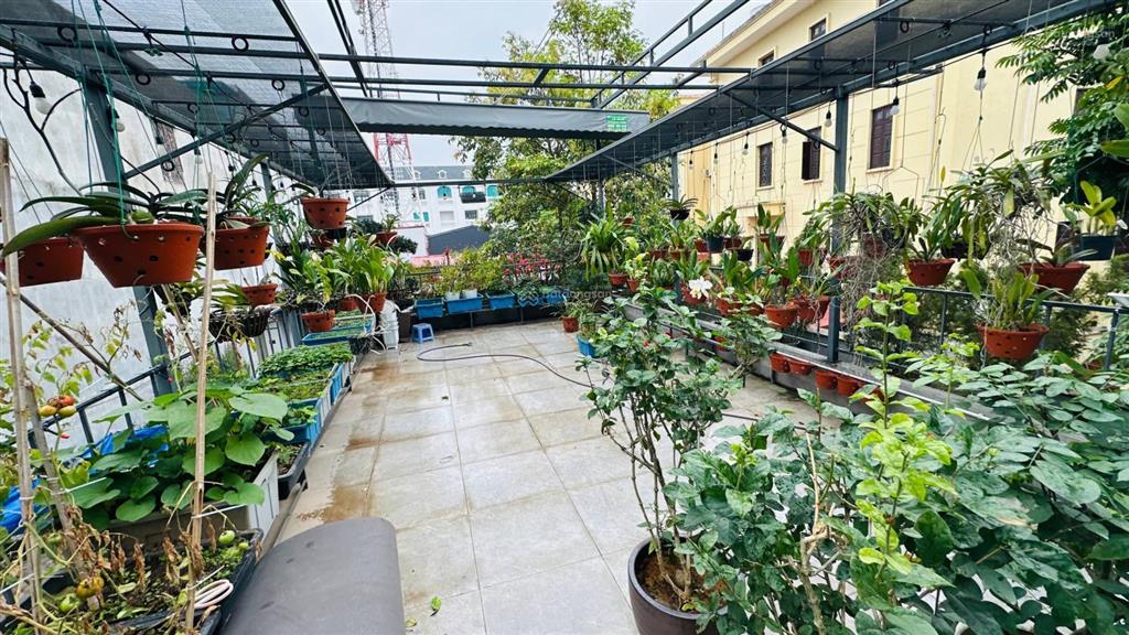 Biệt thự sân vườn, hồ cá koi gần ngã 4 metro  320m2  4 tầng  thang máy  giá hợp lý 19 tỷ