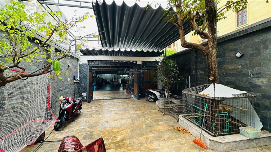 Biệt thự sân vườn, hồ cá koi gần ngã 4 metro  320m2  4 tầng  thang máy  giá hợp lý 19 tỷ