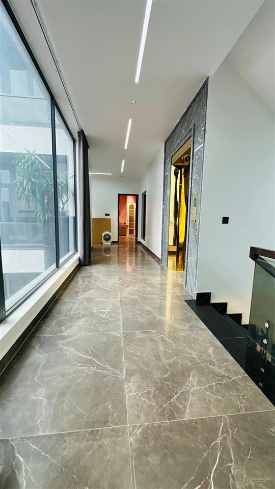 Biệt thự sân vườn, hồ cá koi gần ngã 4 metro  320m2  4 tầng  thang máy  giá hợp lý 19 tỷ