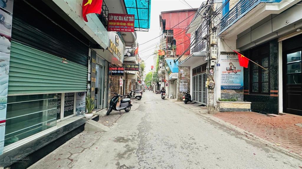 Cực hiếm  mặt đường hoàng quý  kinh doanh buôn bán tốt  3 tầng  giá 2,5 tỷ