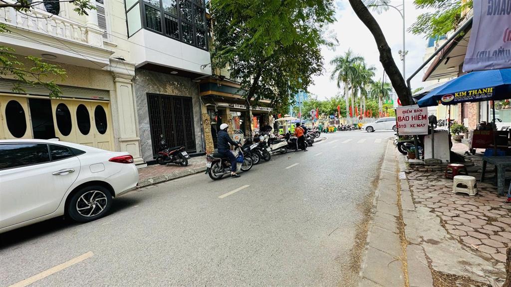 Cho thuê mặt bằng siêu hiếm trung tâm nhà hát lớn, vài bước ra quảng trường  170m2  ngang 11m