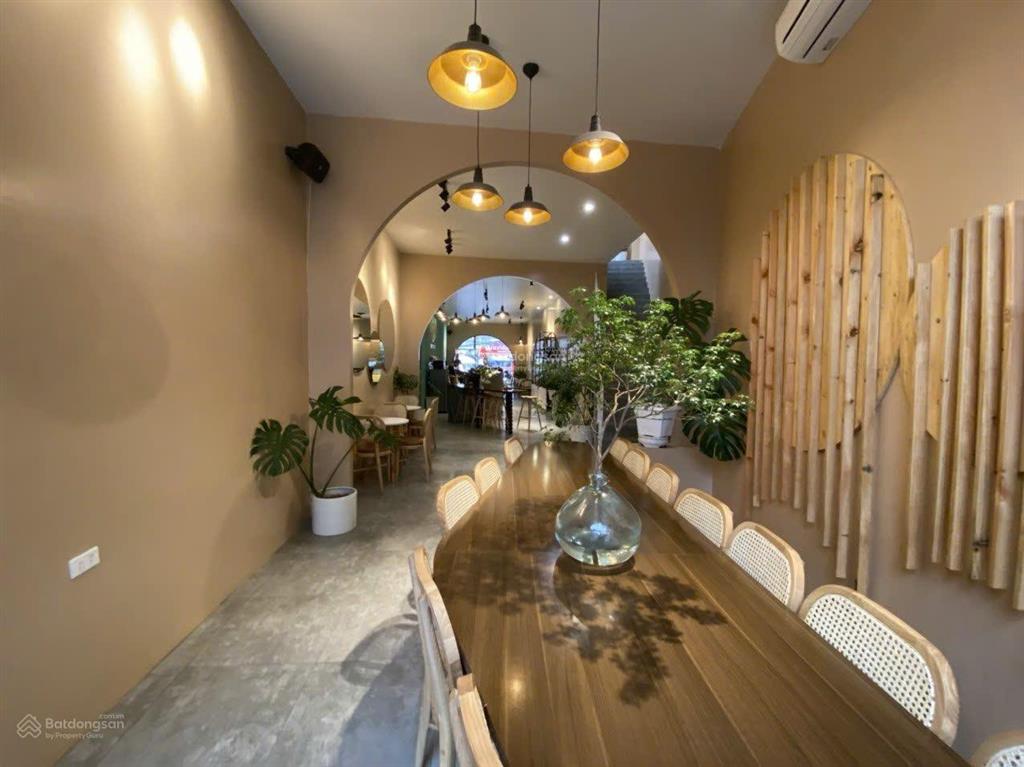 Mặt đường hai bà trưng (2 chiều ô tô)  180m2  mt 4,3m  nở hậu  2 tầng  giá cực tốt 27 tỷ