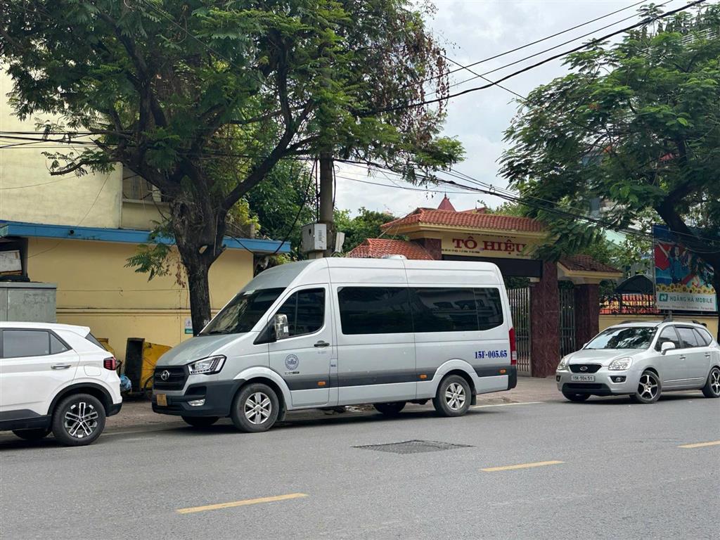 Mặt đường tô hiệu  102,6m2  ngang 4,5m  5 tầng  cạnh ngõ  vỉa hè rộng  giá cực tốt
