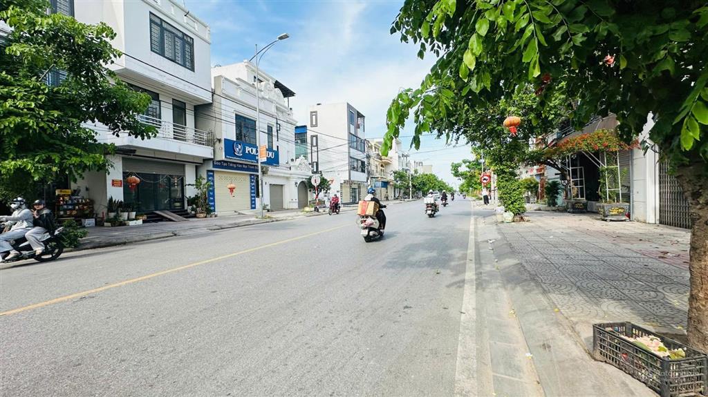Mặt đường máng nước (gần trung tâm huyện)  82m2  mặt tiền 4,1m  nở hậu  giá sốc 5,5 tỷ