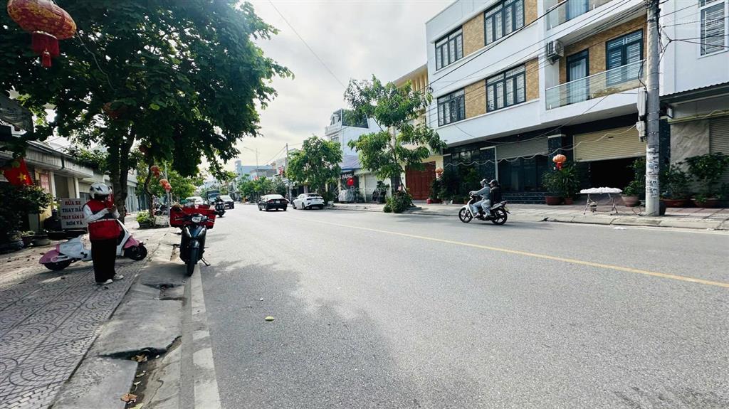 Mặt đường máng nước (gần trung tâm huyện)  82m2  mặt tiền 4,1m  nở hậu  giá sốc 5,5 tỷ