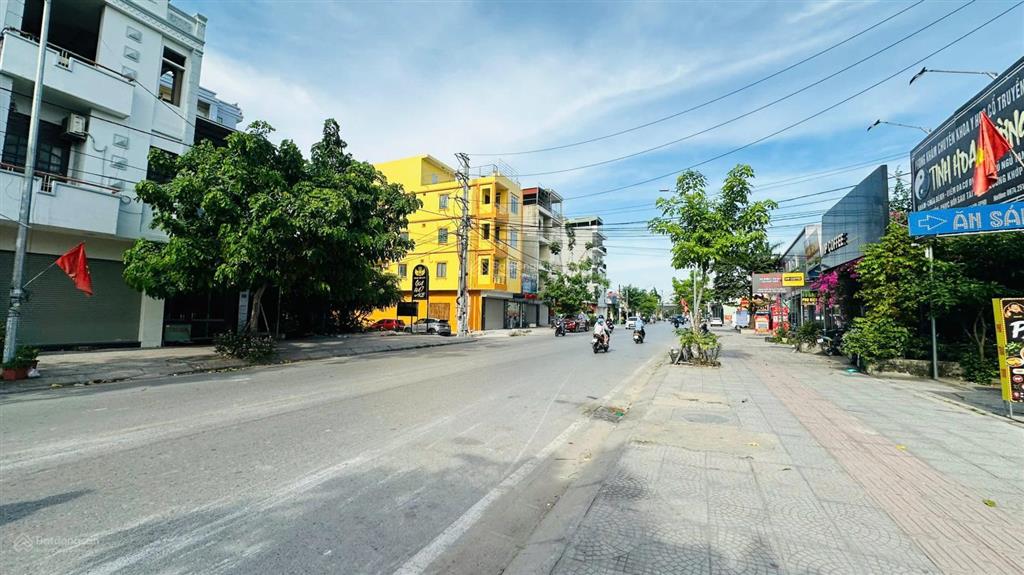 Mặt đường máng nước (gần nút giao thông cơ điện)  172m2  ngang 5,45m  cạnh ngõ  giá 90 tr/m2