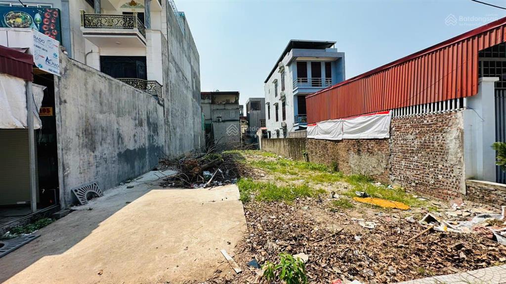 Mặt đường máng nước (gần nút giao thông cơ điện)  172m2  ngang 5,45m  cạnh ngõ  giá 90 tr/m2