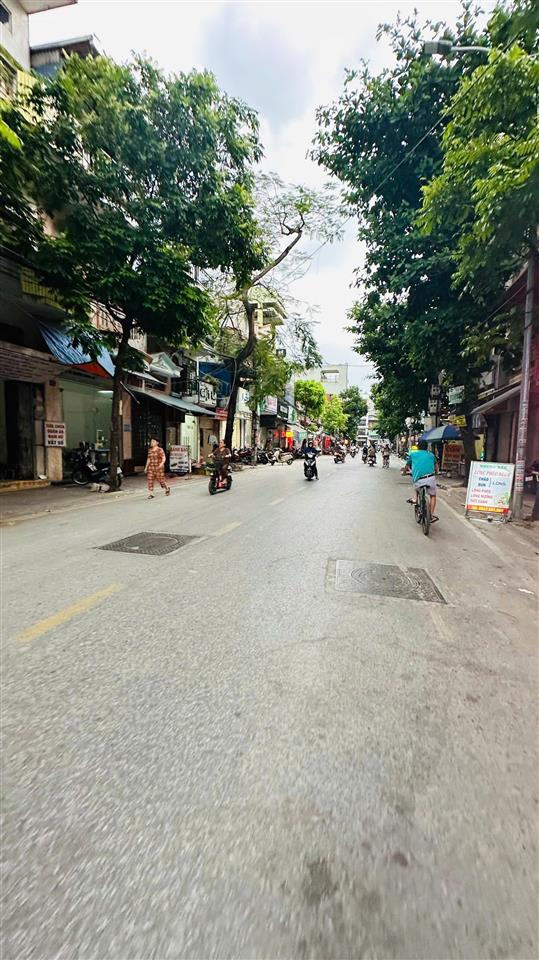 Mặt đường hàng kênh  91,8m2  ngang 4,5m  2 tầng  cạnh ngõ  giá 20 tỷ