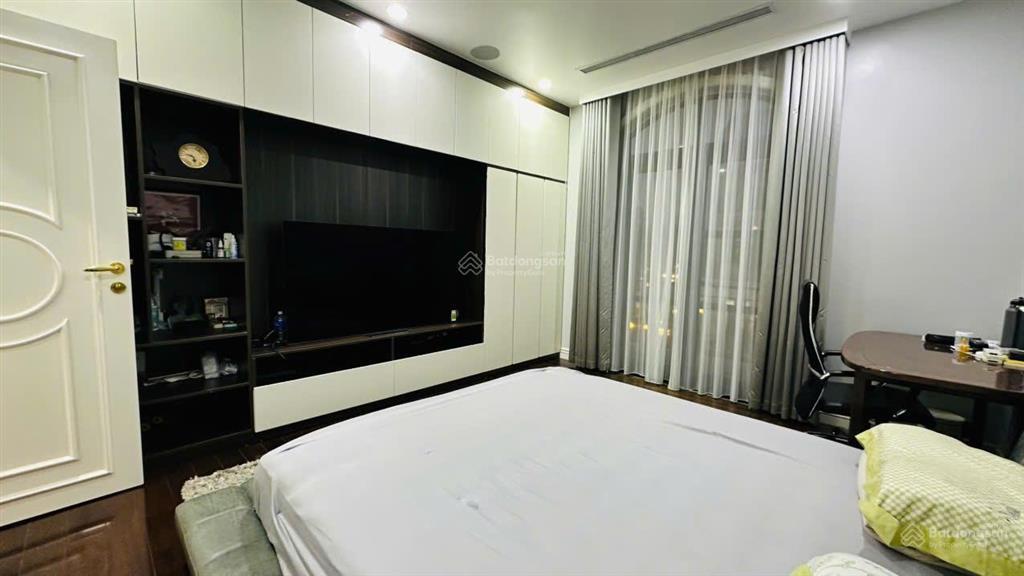 Biệt thự đơn lập siêu đẹp vin imperia  400m2  3,5 tầng  thang máy  gần công viên  giá 60,9 tỷ