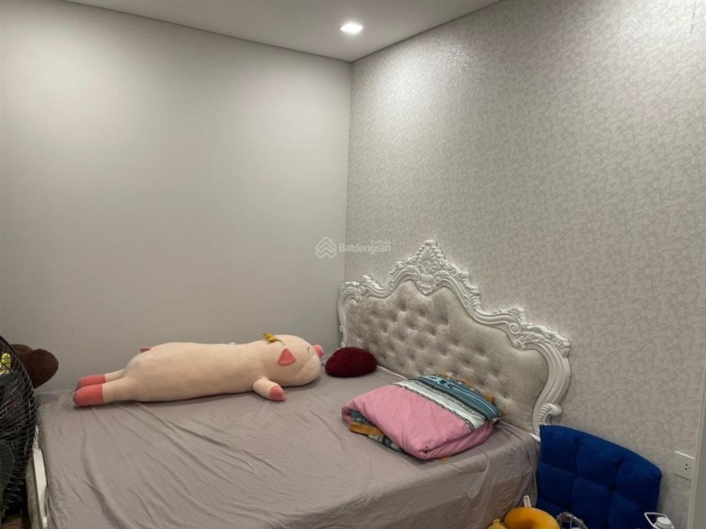 Chính chủ bán gấp trong t106, căn 2pn full đồ view phố chung cư bohemia.  0911 981 ***