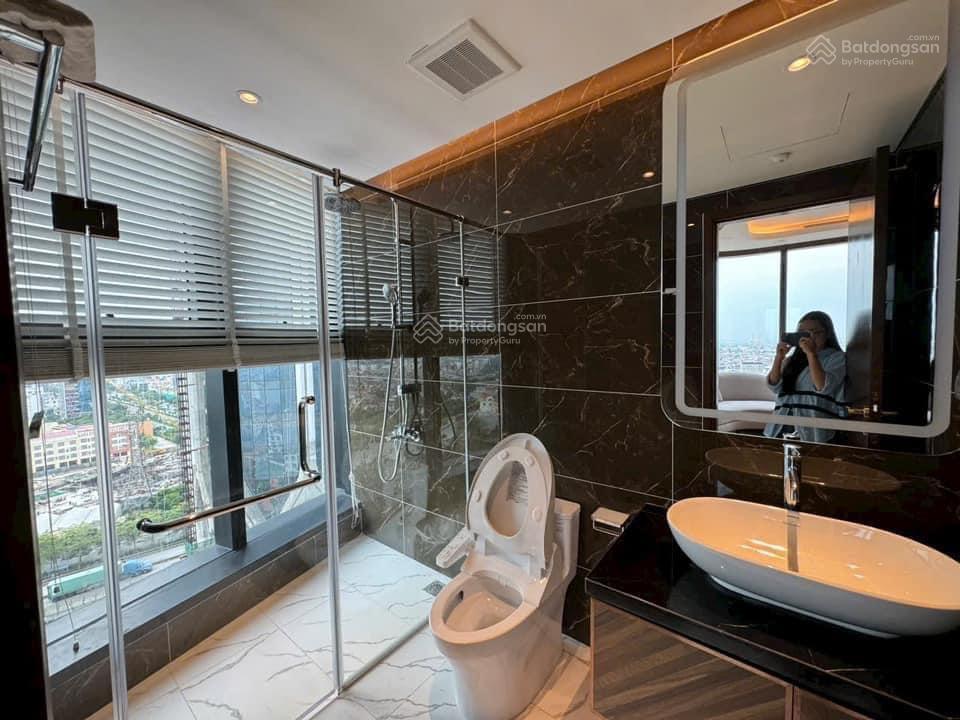 Chuyển công tác gia đình tôi cần bán gấp căn góc 02 ban công đn, t15 đồ như ảnh.  0911 981 ***