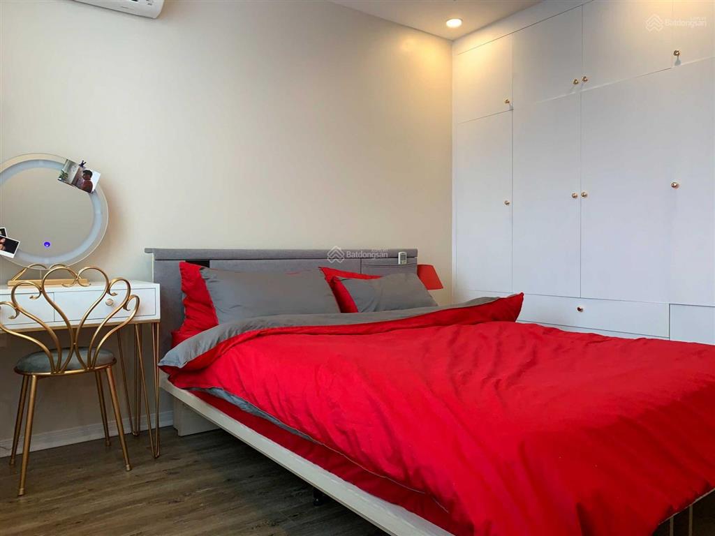 Chính chủ cần bán gấp căn hộ 3 phòng ngủ tầng 19 full đồ, ban công đb , giá có tl  0911 981 ***