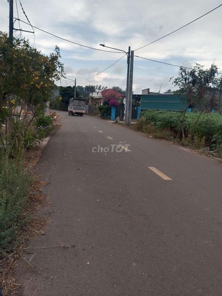 Cần bán gấp lô đất mặt tiền đường nhựa.