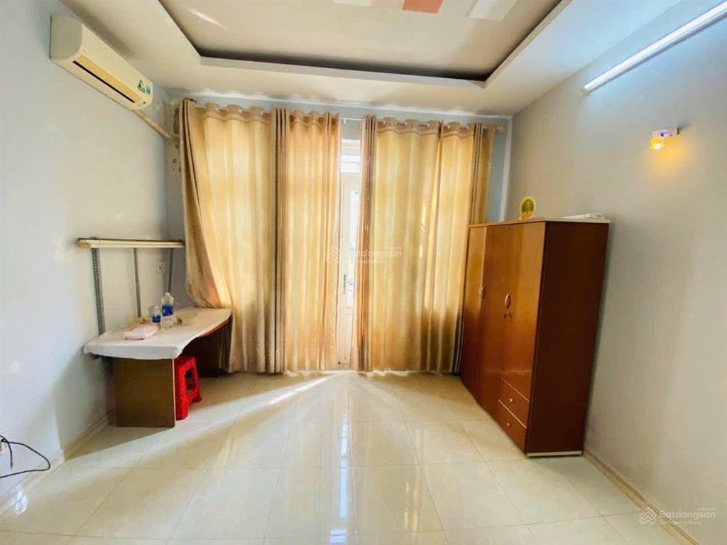 Kẹt tiền bán gấp nhà gần ngã tư ga và chợ cầu đồng, dân cư đông đúc, nhà 1 sẹc ngắn rất thuận tiện