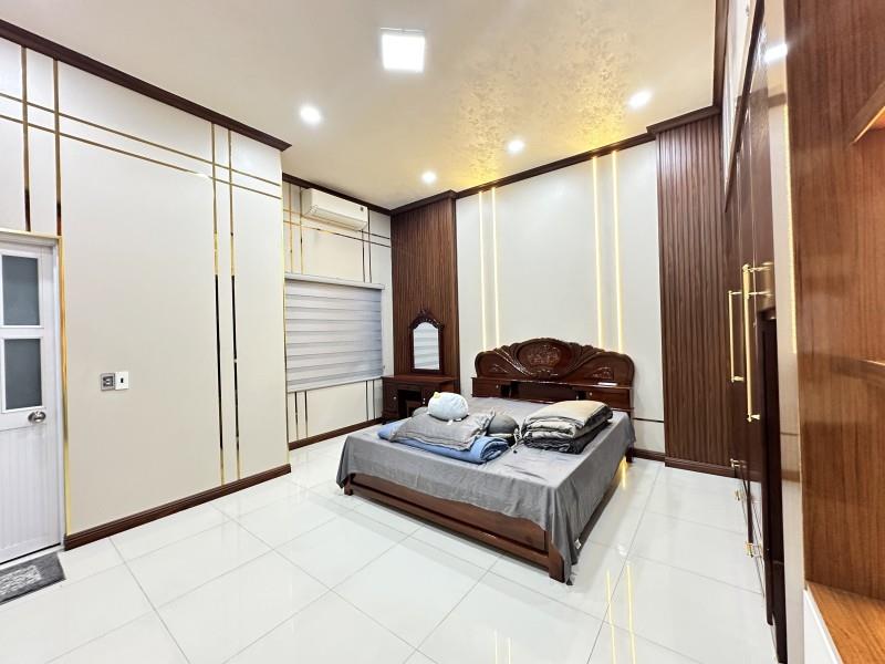 Bán nhà 3 Tầng Dĩ An,SHR thổ cư,đường 2 ô tô thông thoáng,gần Vincom Dĩ An