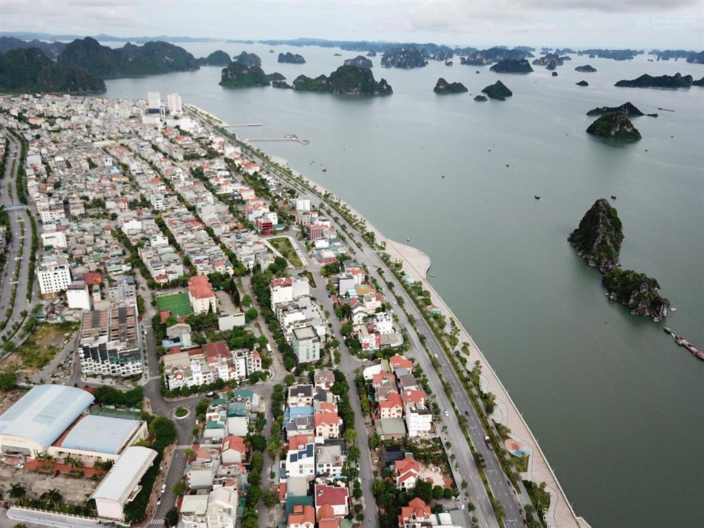 Đất vàng 600m2, mt30m mặt biển cột 5 hồng hà, hạ long . sổ đỏ lâu dài. giá 116 tỷ.