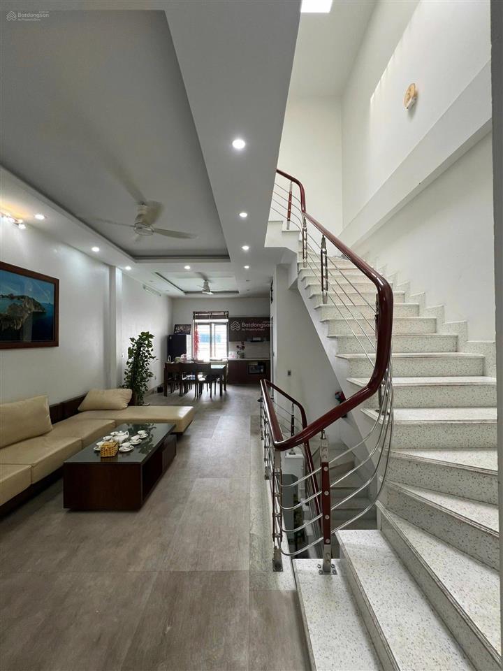 Bán nhà 4 tầng 95m2 mặt đường hồng hải  cột 3 hạ long