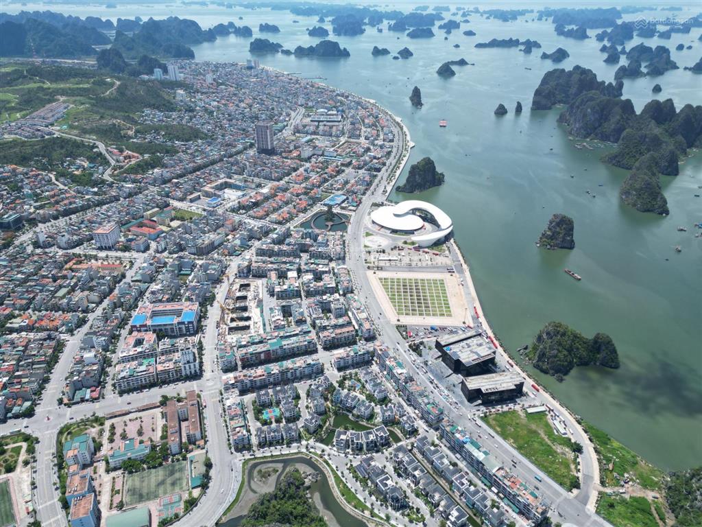 Đất biệt thự vip 540m2 mặt biển hạ long gần cung cá heo. hồng hải, hạ long.