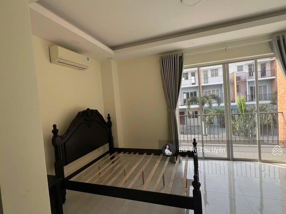 Chủ cần bán nhà 3 tầng full nội thất sổ hồng sẵn tại sun casa hòa phú