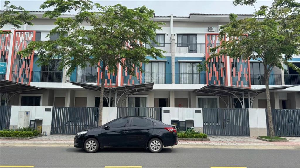 Căn liền kề 3 tầng giá 3,28 tỷ ngay trong giai đoạn 2 kđt sun casa cách thành phố mới chỉ 10 phút