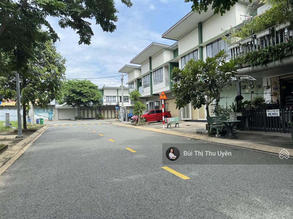 Hiếm có 1 căn ngay trục thông d4s gần cổng chính  kđt oasis city bến cát