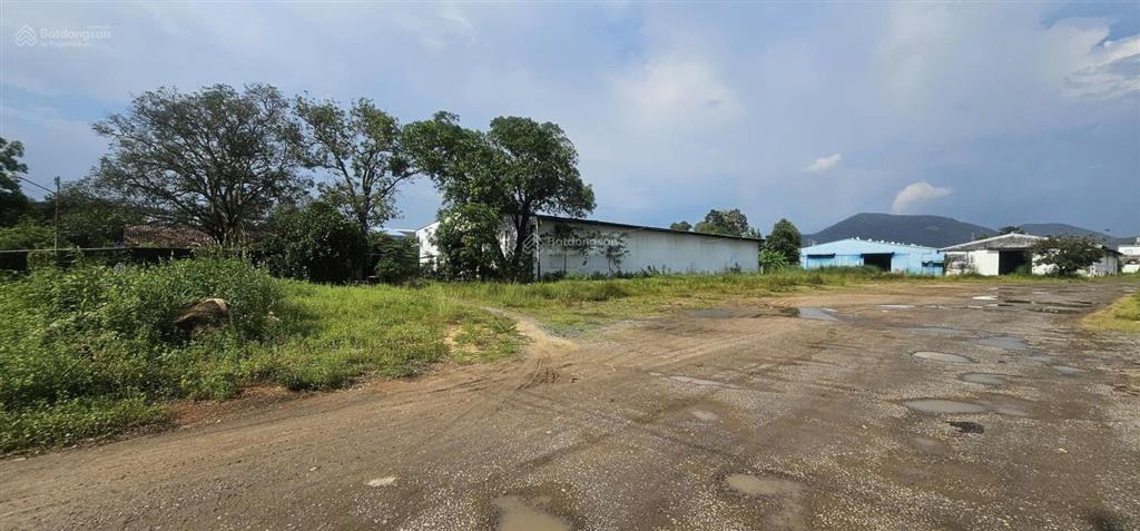 Bán 39707m2 đất, có nhà kho xưởng mặt đường ql51 và mặt đường hùng vương