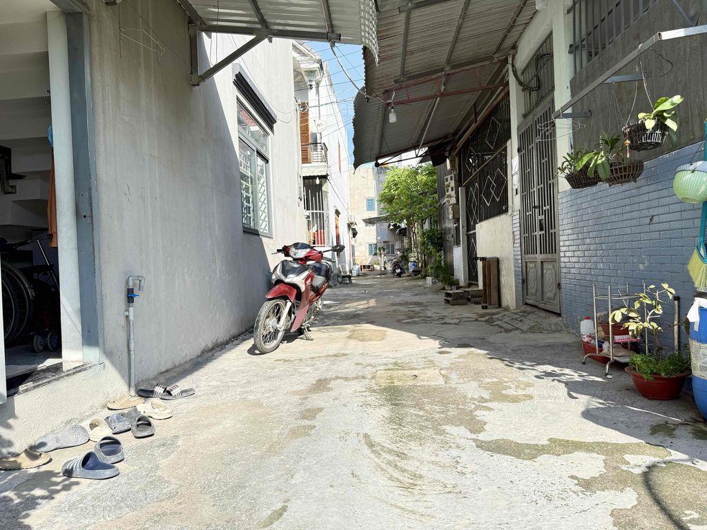 Bán Đất Sổ Hồng Cực Rẻ , Gần Chợ Dĩ An 1 , Hẻm xe hơi